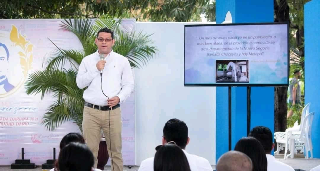 MSc. Gerald Flores Gutiérrez, Coordinador del proyecto y de la carrera de Diseño Gráfico y Multimedia durante el lanzamiento del proyecto.