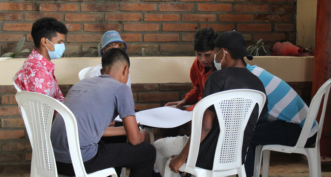 Jóvenes durante la actividad práctica