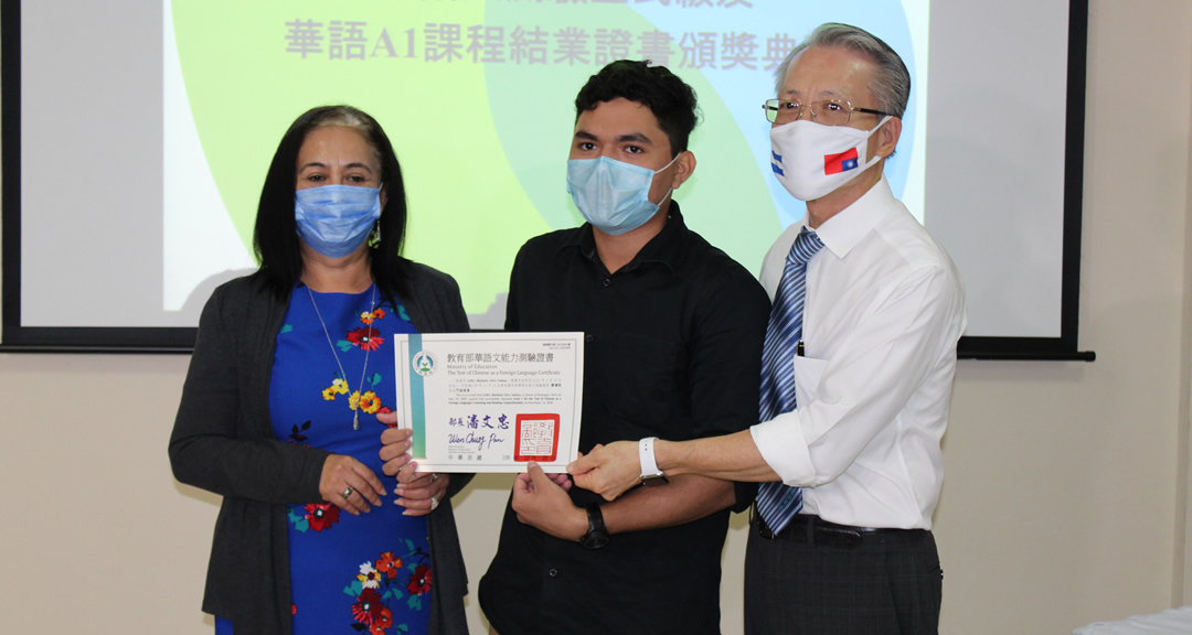 Jeffrey Salinas, estudiante de la carrera de Inglés de la UNAN-Managua y del curso de chino mandarín recibe su diploma.