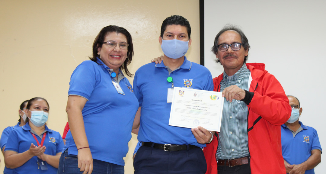 El Secretario General de la UNAN-Managua, maestro Roberto Flores Díaz recibe reconocimiento por sus aportes al gremio docente.