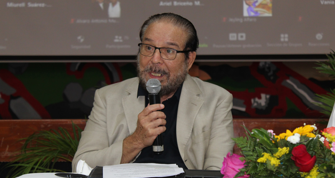 Doctor Francisco José Lacayo Parajón durante la presentación del libro El mañana empezó ayer.