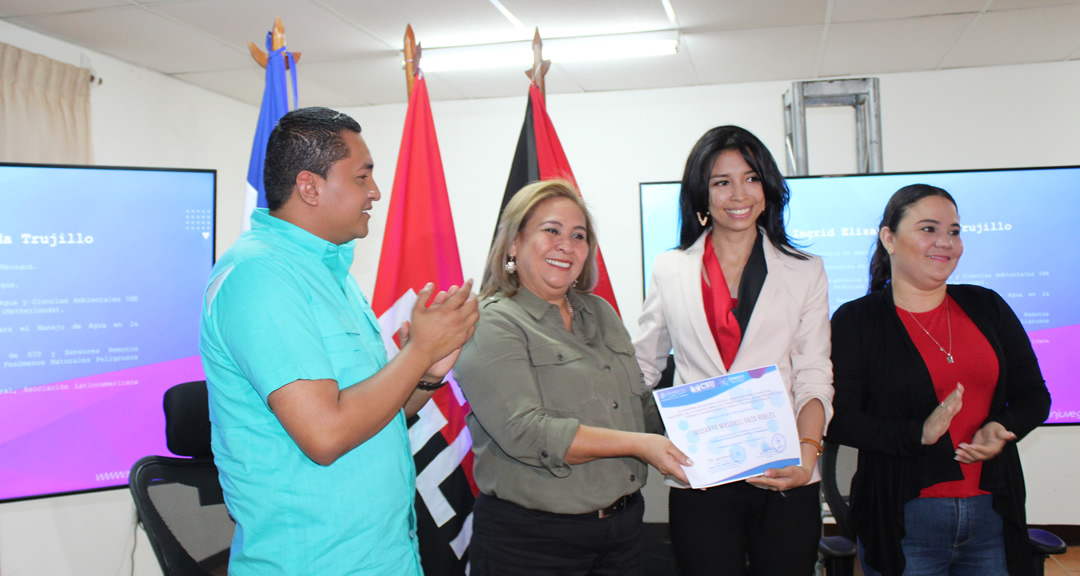 Jossarys Massiel Gazo Robles, ganadora del primer lugar.