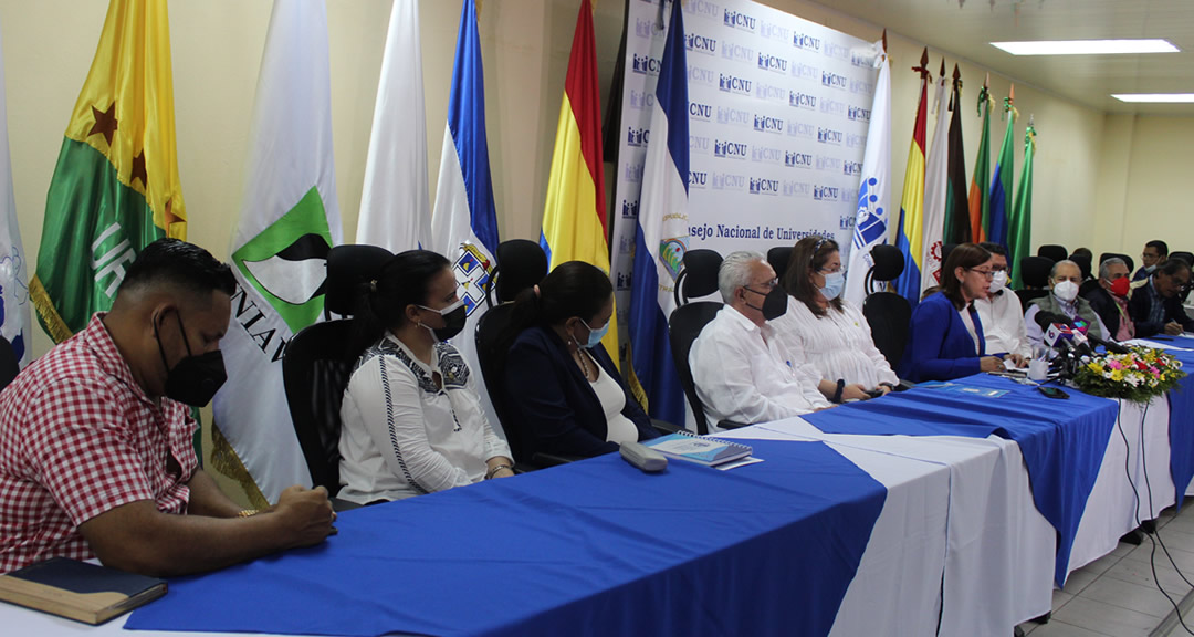 Representantes de las universidades miembros del CNU durante la conferencia de prensa.