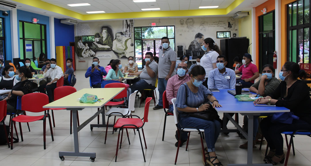 Participantes del taller atendiendo orientaciones para la actividad práctica.