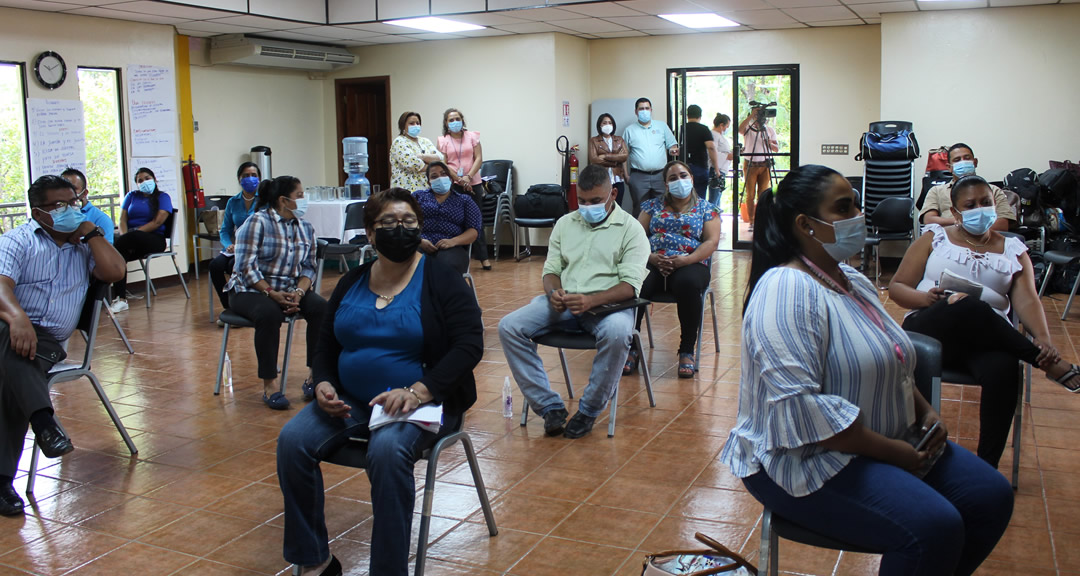 Instructores del INATEC, procedentes de diferentes departamentos del país, participando del curso sobre equidad y género.