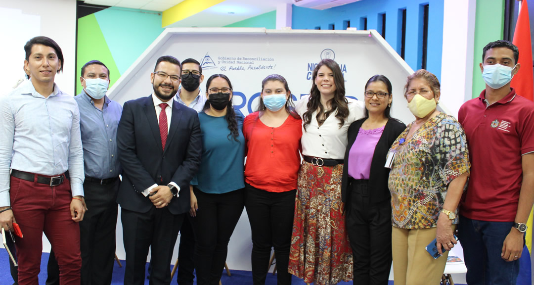 Docentes de la UNAN-Managua junto a los miembros del presídium