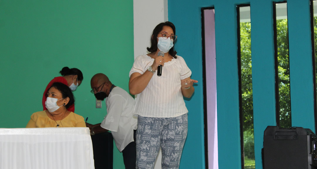 Maestra Tamara Pérez presentando el Proyecto PROCREATIVA