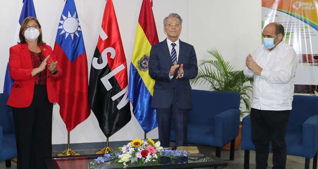 Secretario general, maestro Roberto Flores; Rectora, maestra Ramona Rodríguez; embajador de China Taiwán, Sr. Chin Mu Wu, y vicerrector general, doctor Lobato Blanco 