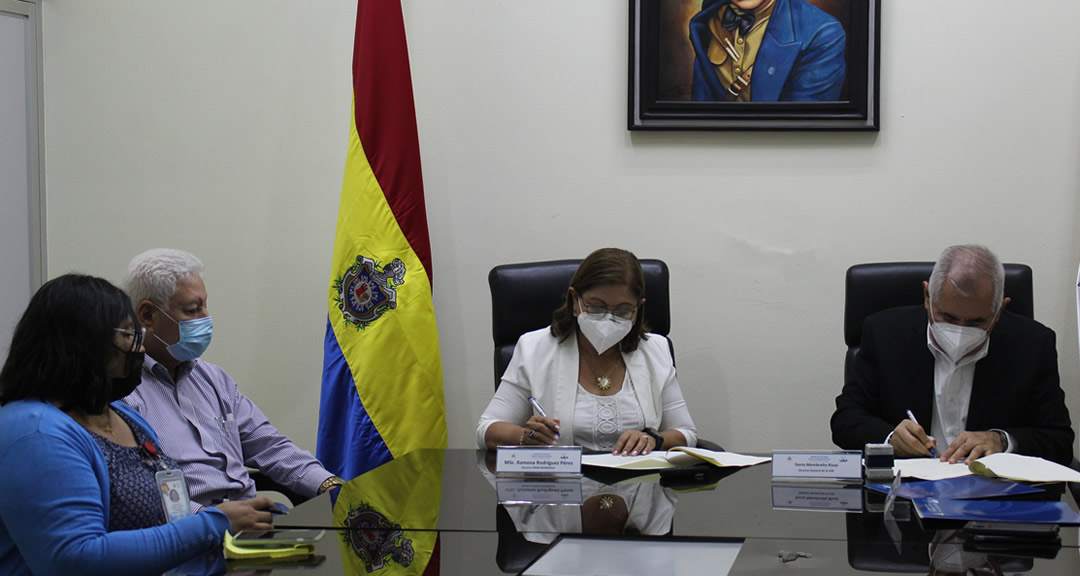 Los firmantes acompañados del doctor Gutiérrez y la maestra Ramírez