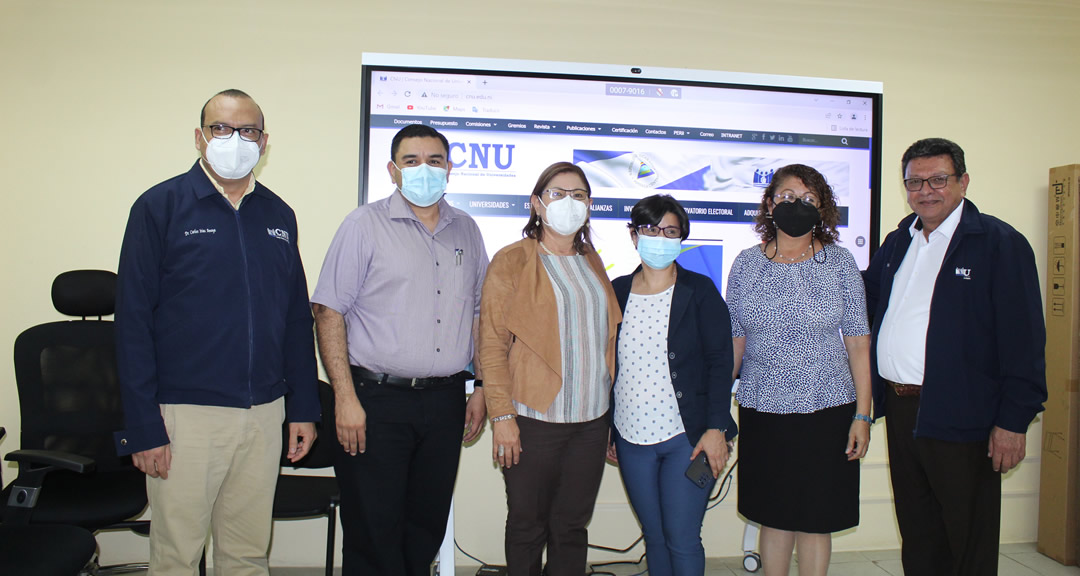 Rectores de 4 universidades y el secretario técnico del CNU reciben pantallas interactivas