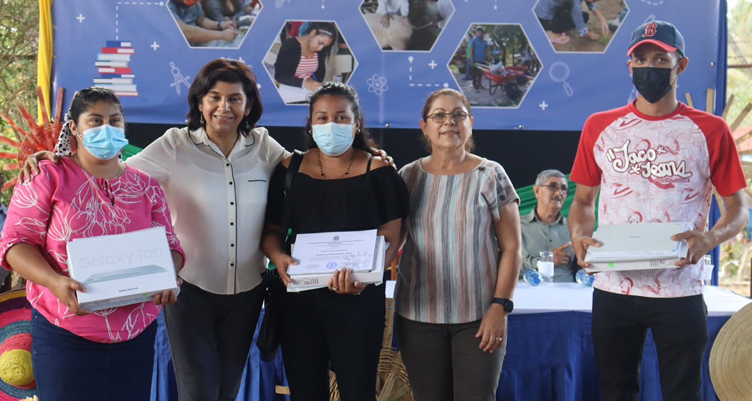 Estudiantes de excelencia académica integral de la comunidad Santa Cruz