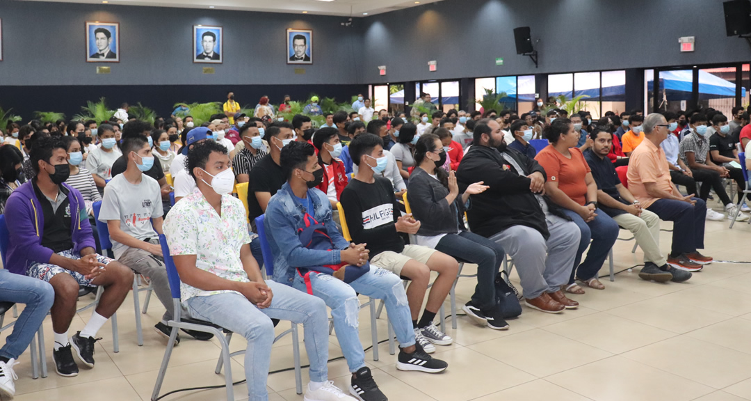 Comunidad universitaria en el encuentro con el embajador