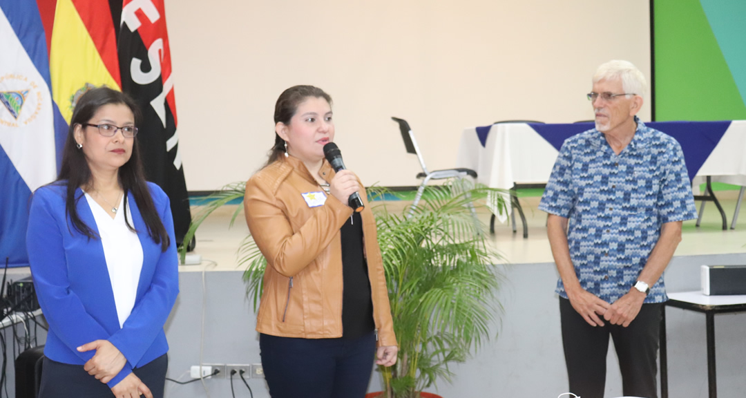 Inauguración del evento por las maestras Blandón y Gago junto al doctor Lane