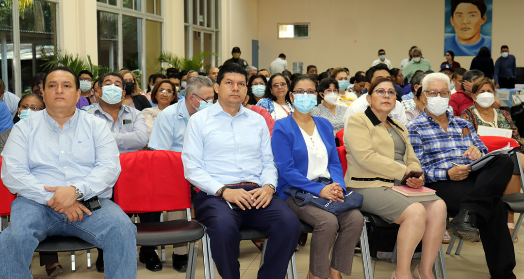 Autoridades universitarias participando del plan de capacitación sobre liderazgo