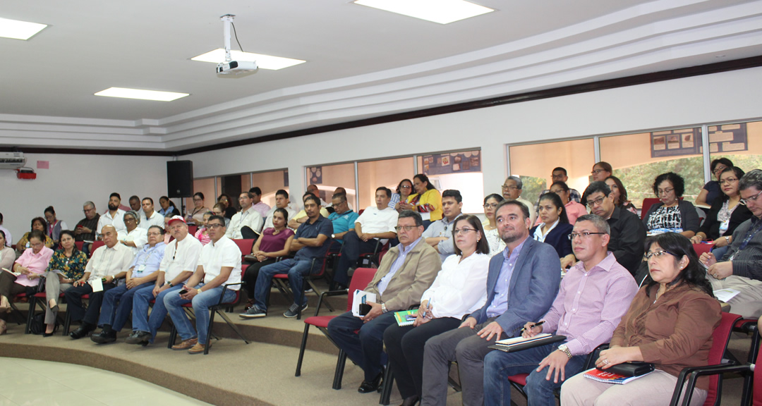 La comunidad universitaria de la UNAN-Managua participando en el conversatorio sobre Evaluación y Acreditación.