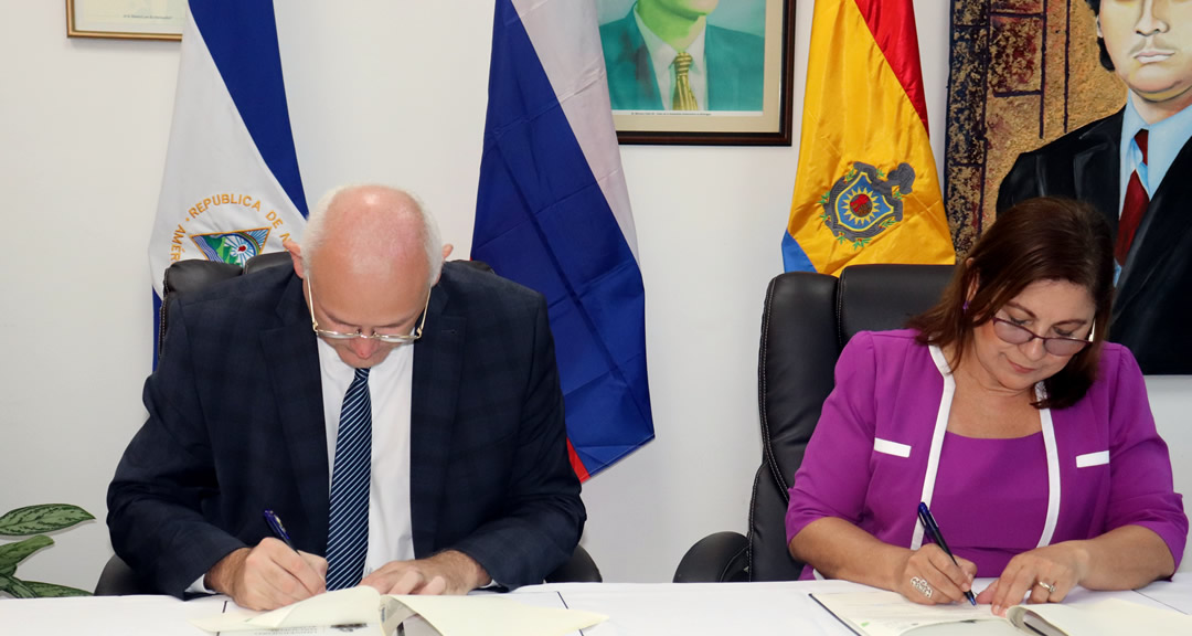 Acto de firma por la rectora de la UNAN-Managua y director del CFI IBMS
