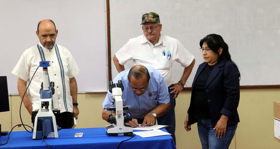 Los académicos Lobato Blanco, Genet Cruz y Barrios, durante la entrega de los microscopios.