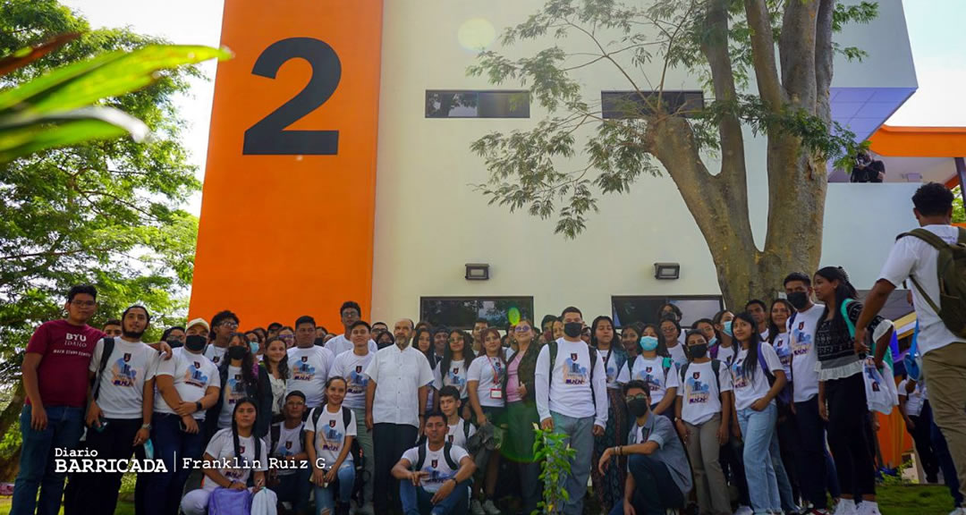 Autoridades y estudiantes frente al nuevo edificio (cortesía).