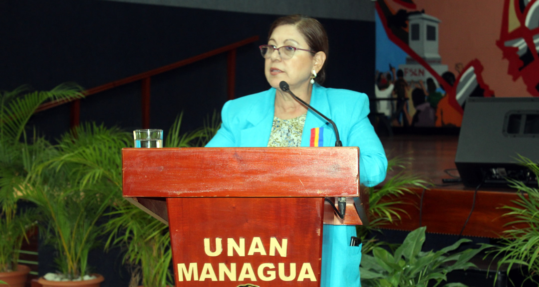 Dra. Ramona Rodríguez Pérez dirigiéndose a las nuevas autoridades.