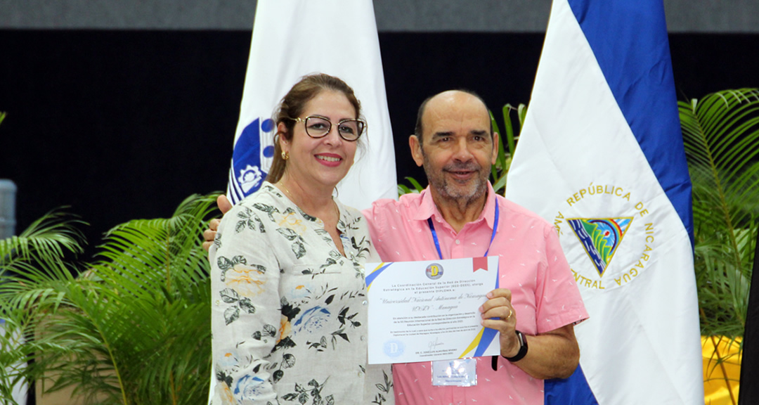 Entrega de certificado de participación al doctor Lobato, por parte de secretaria académica de la Red.