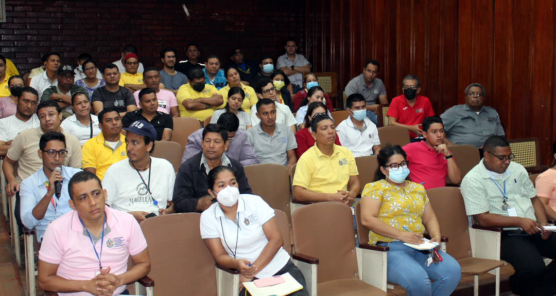 Miembros de la comunidad universitaria que recibieron el taller.