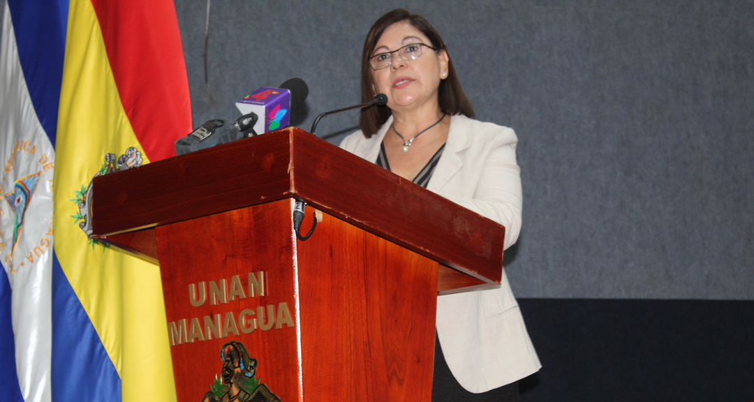 MSc. Ramona Rodríguez da la bienvenida, previo a la ponencia del magister Calzoni