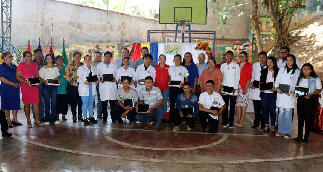 Autoridades junto a estudiantes destacados de la sede Waslala.