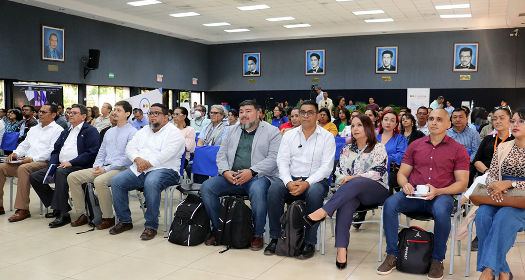 Participantes del evento académico en el Auditorio Fernando Gordillo.