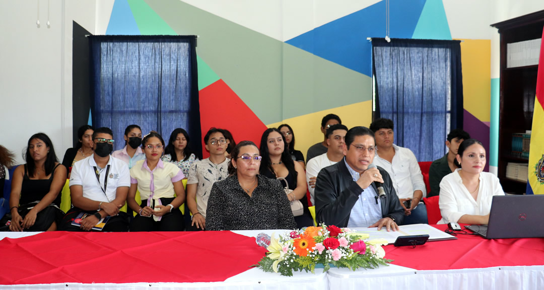 Participantes de la conferencia en la modalidad presencial.