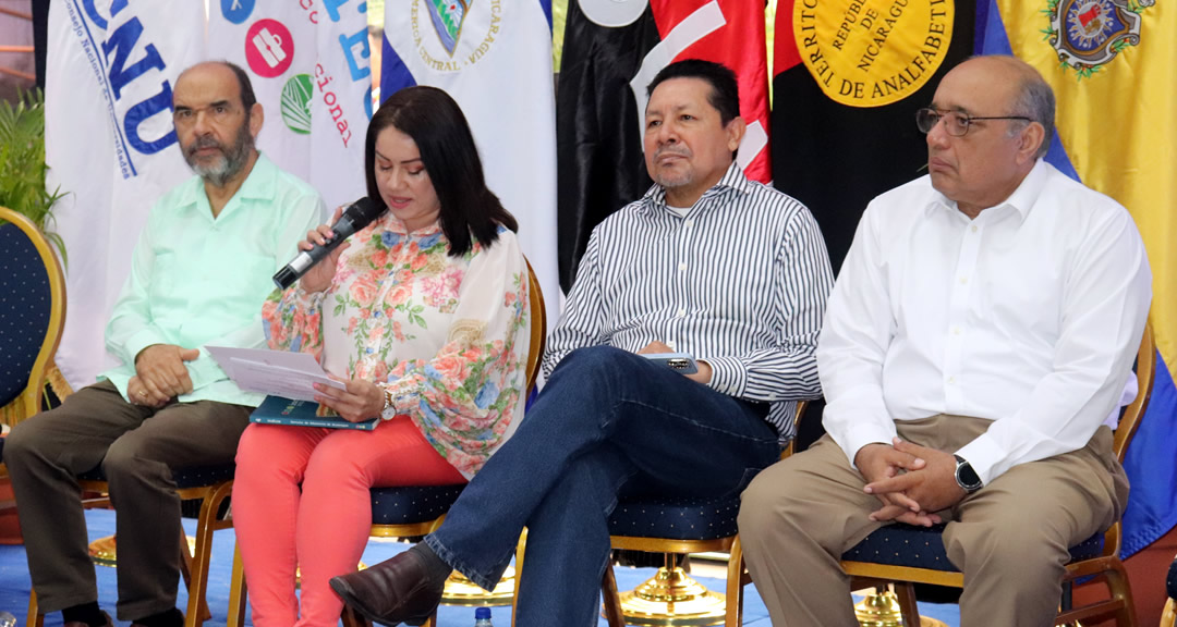 Académicos y moderadora que participaron del panel.