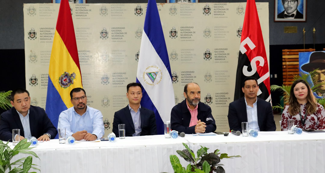 Representantes de la UNAN-Managua y Huawei que presidieron el acto inaugural.