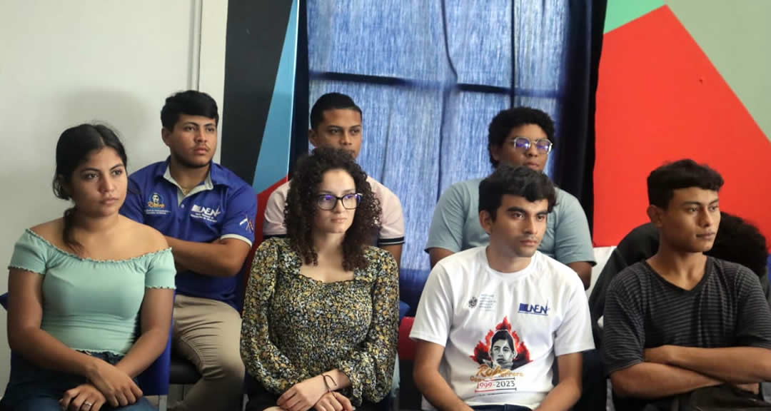 Participantes presenciales de la conferencia organizada por la Casa de la Soberanía.