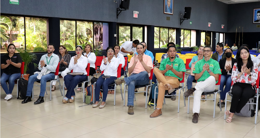 Diplomandos participan del acto inaugural.