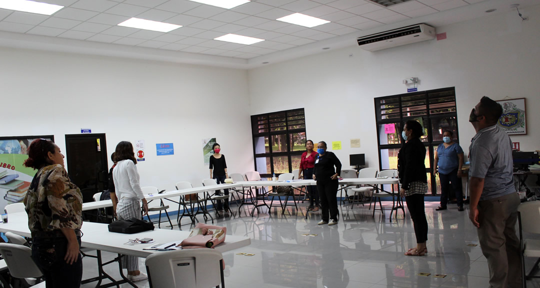 Docentes realizando ejercicios de relajación previo al inicio del taller