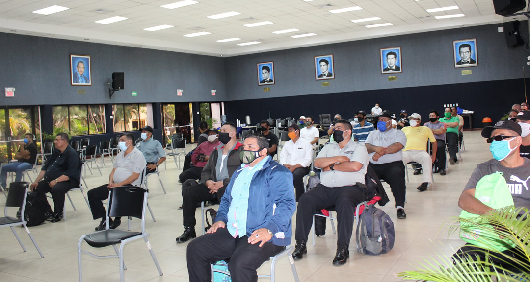 Trabajadores de la UNAN-Managua participando de los talleres de sensibilización