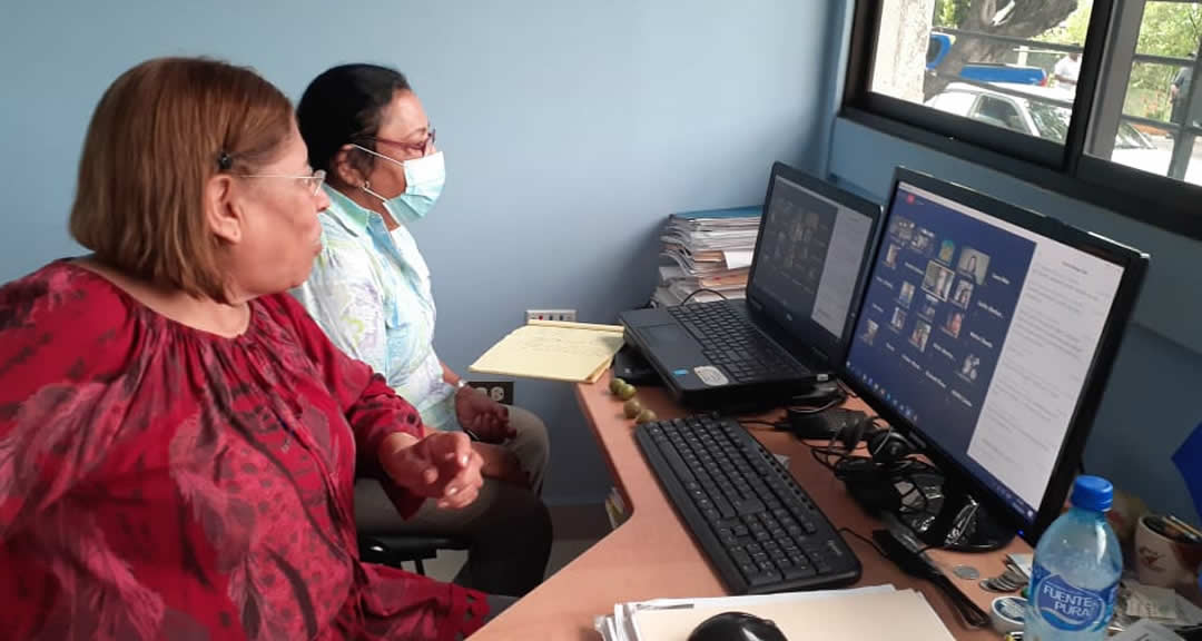 La Dra. Jilma Romero, Directora de Extensión Universitaria de la UNAN-Managua junto a la MSc. Gloria Villanueva, Ejecutiva de esta dirección participando del webinario.