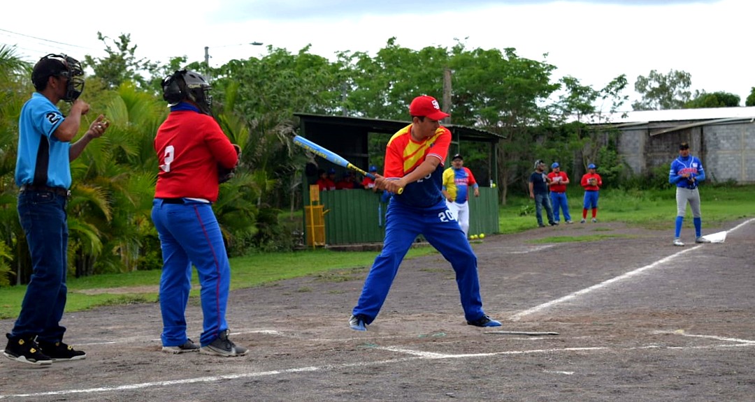 Trabajadores docentes y administrativos comparten la pasión y entusiasmo por el softbol