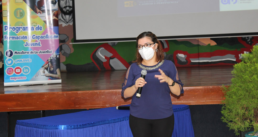 MSc. Nohemí Rojas presentando el programa académico del curso.
