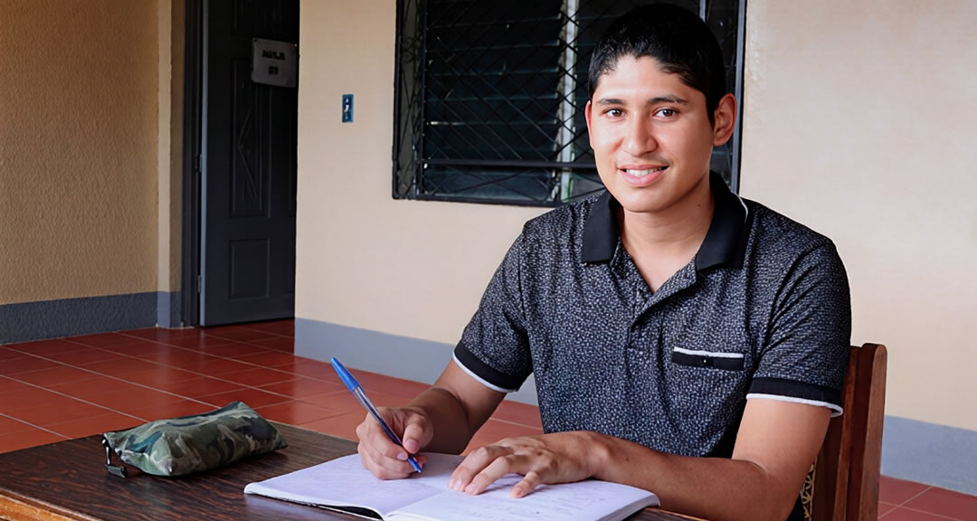 Danilo González Soriano, fortalece su formación en Turismo con el aprendizaje de idiomas