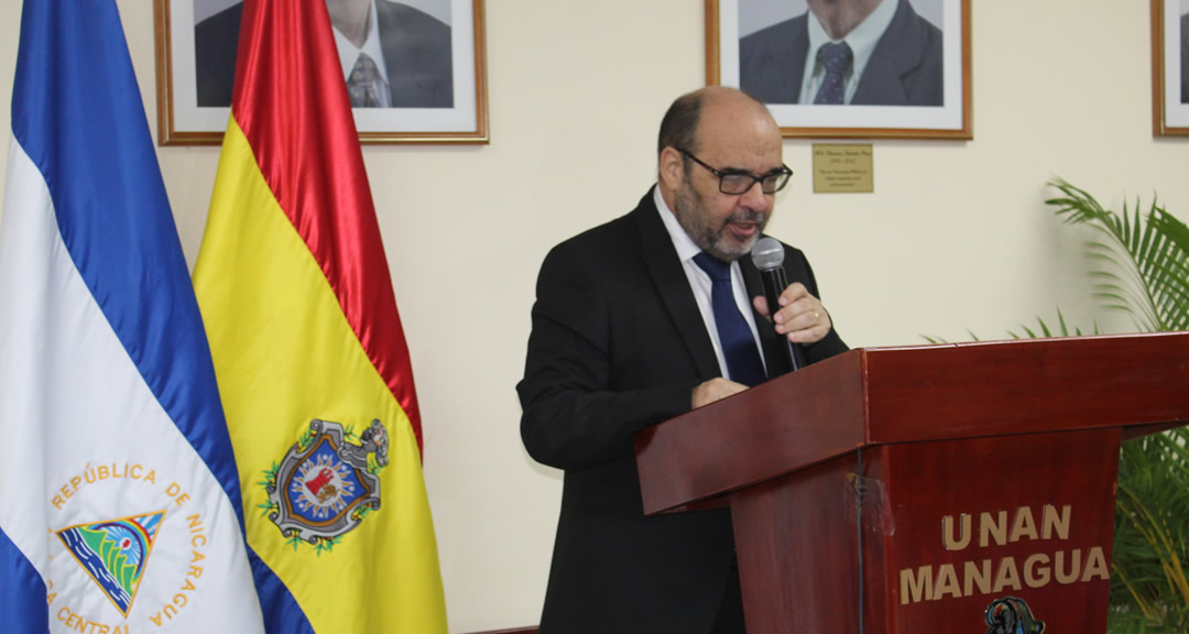 Lectura del acta por el Dr. Luis Alfredo Lobato Blanco, Secretario General.