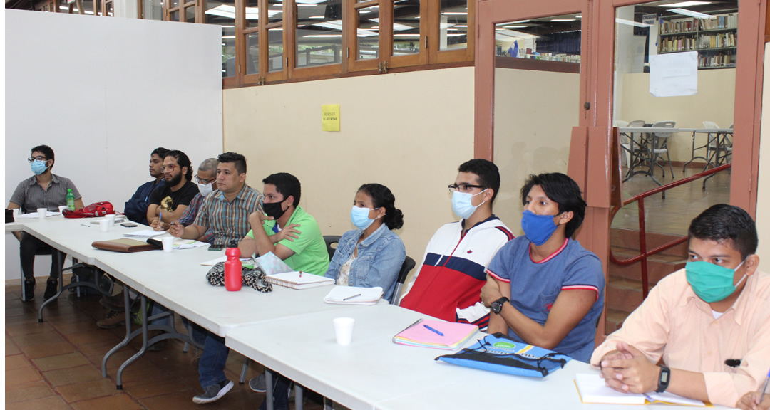 Participan veintiocho estudiantes y docentes de la carreras de Historia, Geografía, Derecho y Ciencia Política y Relaciones Internacionales, además de representantes de algunas instituciones.