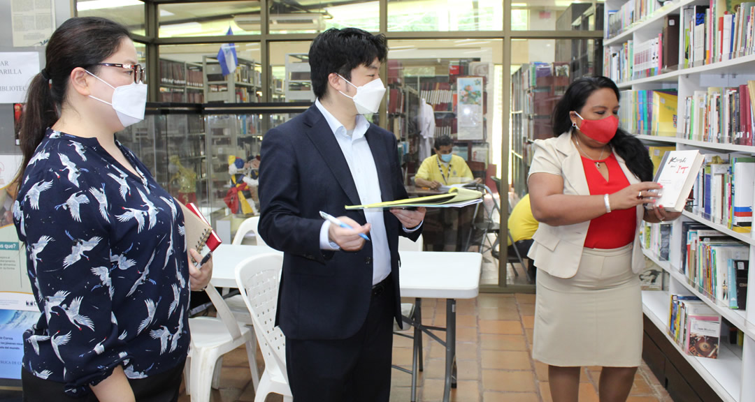Primer Secretario visita la Sala de Corea, donde lo recibe la MSc. Maritza Vallecillo, Directora de la Biblioteca.