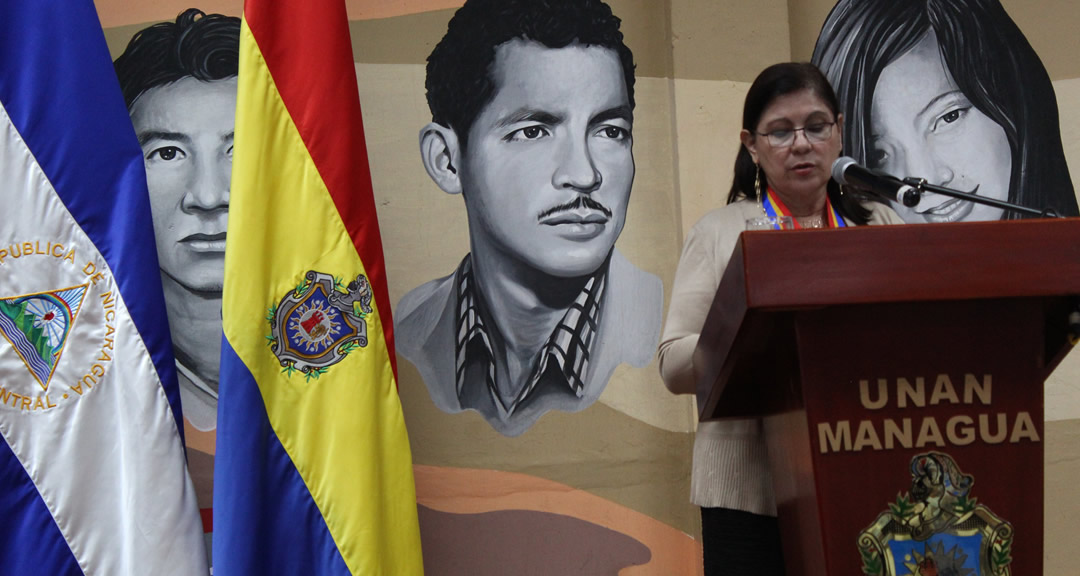 Miembros del Consejo Universitario presiden acto de reconocimiento a docentes nicaragüenses.