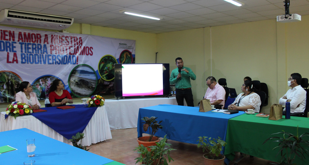 Representantes del MARENA y UNAN-Managua durante la firma del convenio.