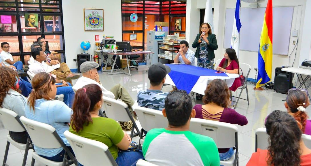 Dra. Maritza Andino dirigiéndose a los estudiantes del diplomado.