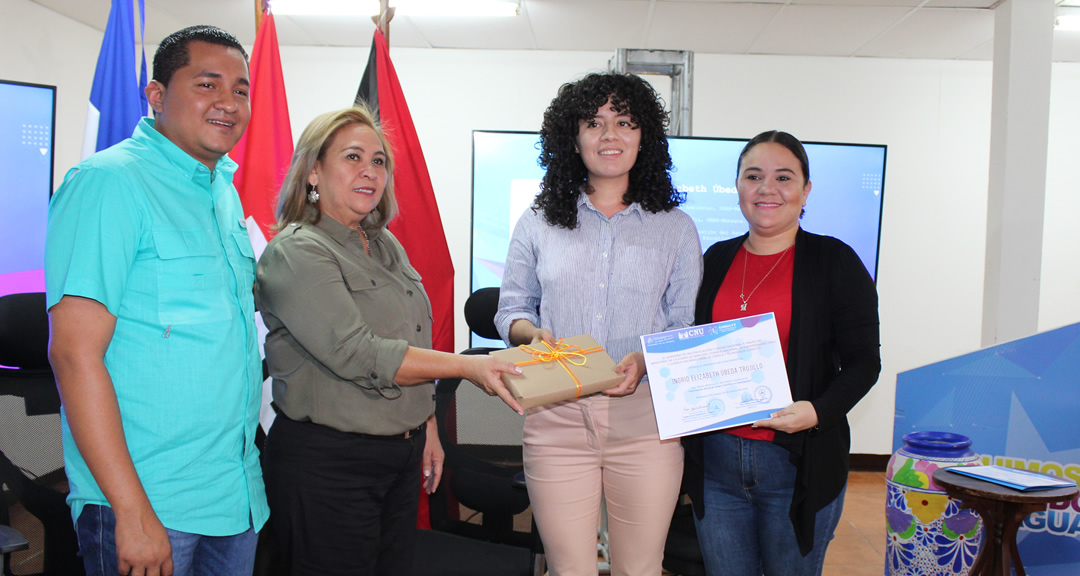 Ingrid Elizabeth Úbeda Trujillo, ganadora del segundo lugar.