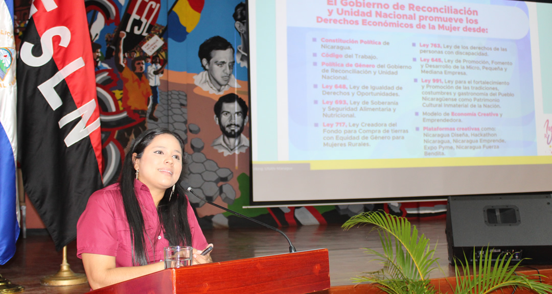 Compañera Heyling Karina Sequeira, Responsable de la Dirección de Formación del Ministerio de la Mujer (MINIM), durante su disertación.
