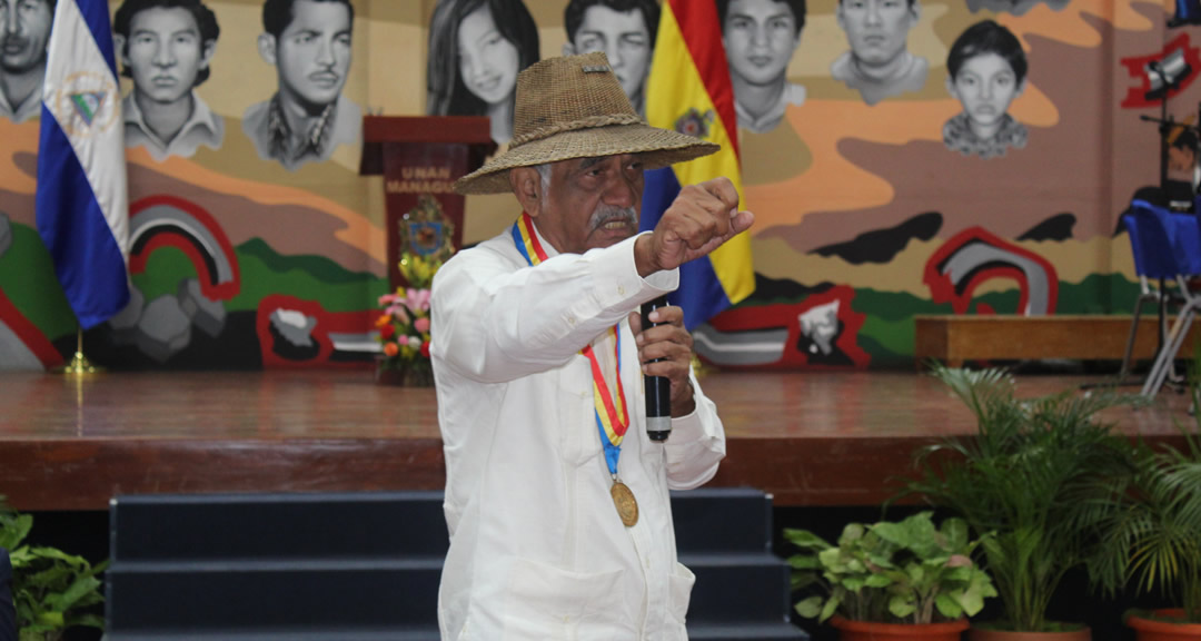 Profesor Orlando Pineda, quien dictó la lección inaugural.