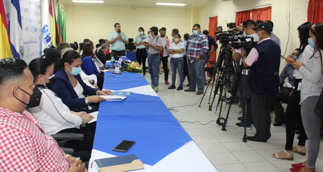 Miembros del CNU y medios de comunicación en conferencia de prensa del 27 de abril.