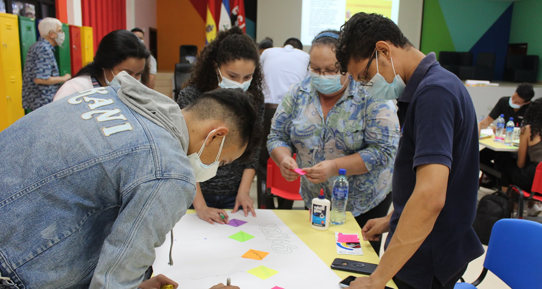 Equipo multidisciplinarios trabajando en el diseño de su iniciativa.